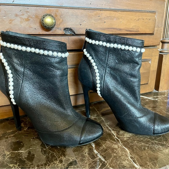 CHANEL Short Boot BLK W/pearls Size 41 worn once to twist- scuff, slip proof. - Picture 7 of 9